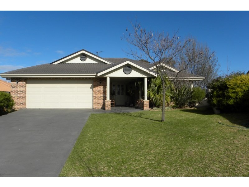 11  Mathew Crescent, Young NSW 2594