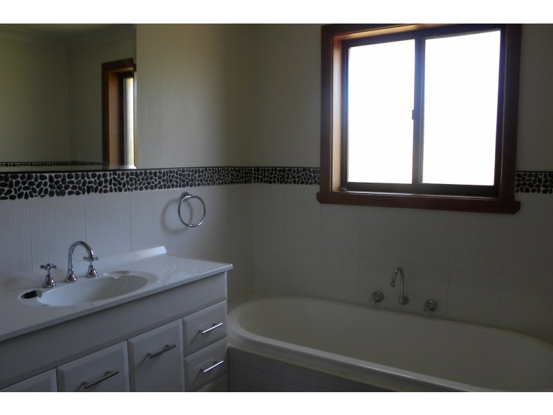 1 Hardy Avenue, Young NSW 2594