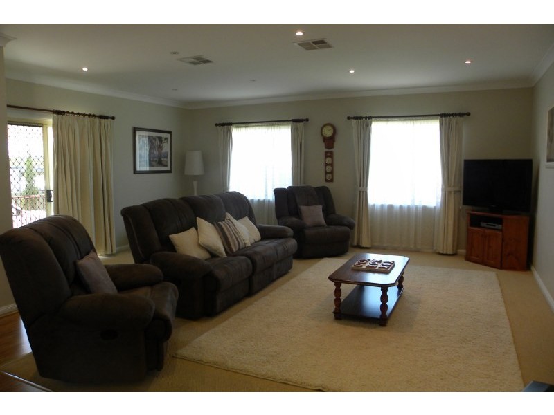 72 Wombat Street, Young NSW 2594