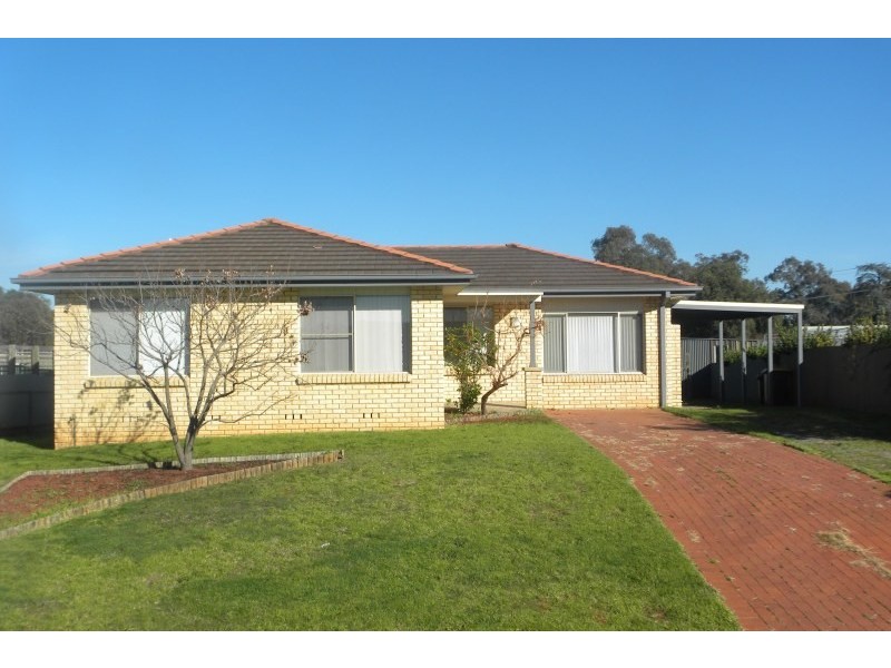 18 Hargreaves Crescent, Young NSW 2594
