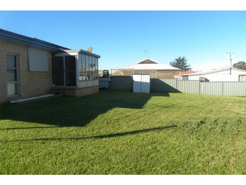 18 Hargreaves Crescent, Young NSW 2594