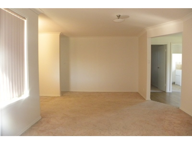 18 Hargreaves Crescent, Young NSW 2594