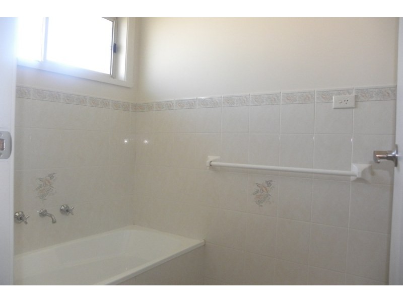 18 Hargreaves Crescent, Young NSW 2594