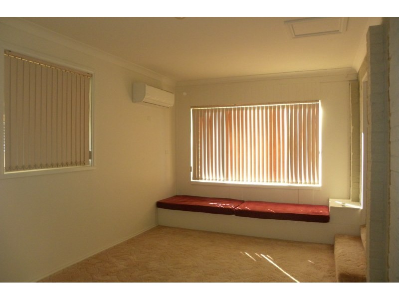 18 Hargreaves Crescent, Young NSW 2594