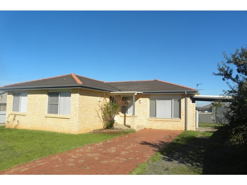 18 Hargreaves Crescent, Young NSW 2594