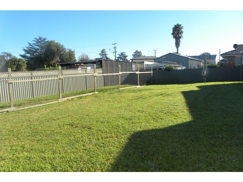 18 Hargreaves Crescent, Young NSW 2594