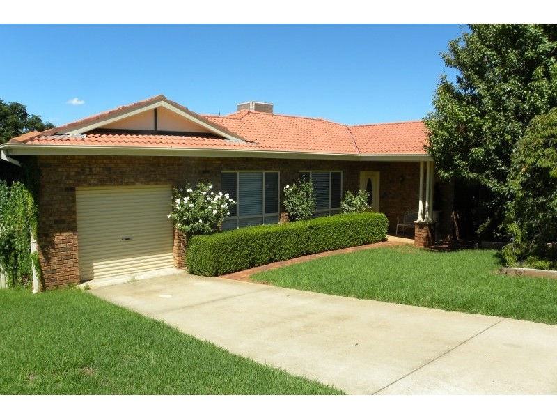 16 Mathew Street, Young NSW 2594