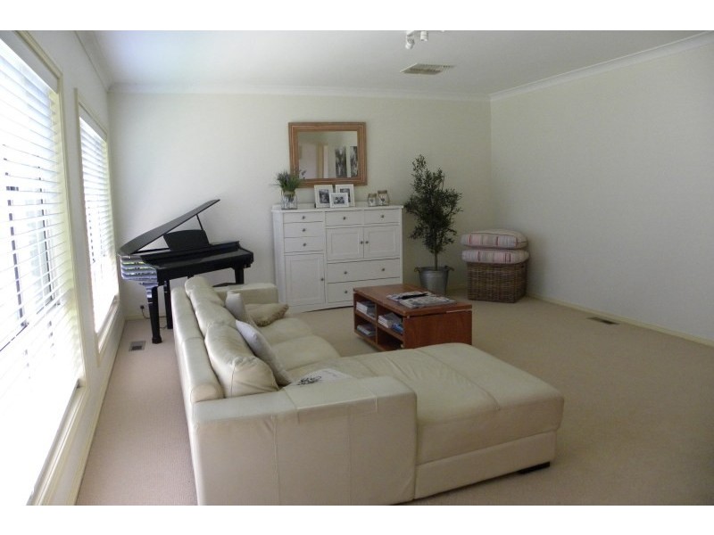 16 Mathew Street, Young NSW 2594