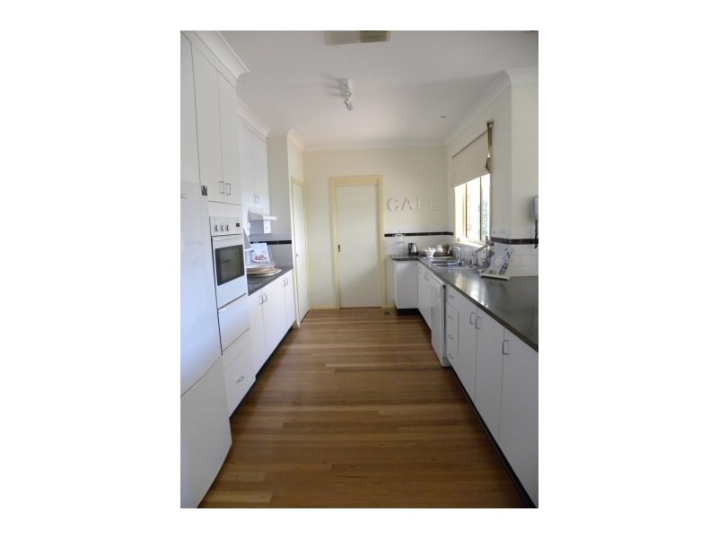 16 Mathew Street, Young NSW 2594