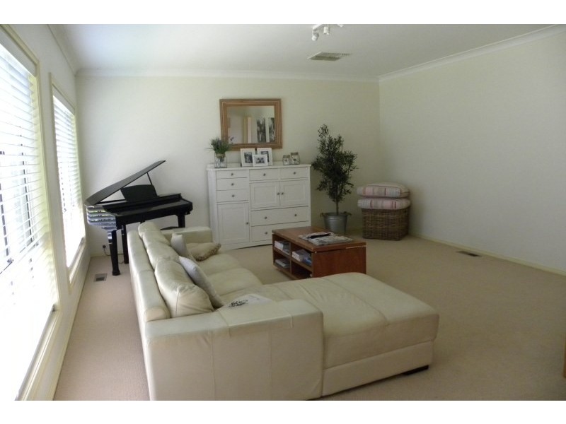 16 Mathew Street, Young NSW 2594