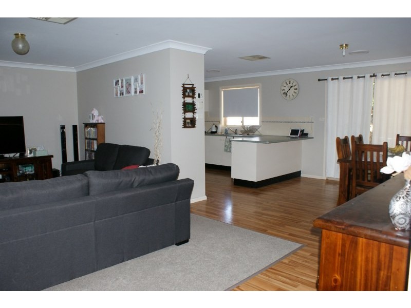 11 Petticoat Lane, Young NSW 2594