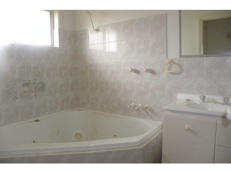 6 Tadros Avenue, Young NSW 2594