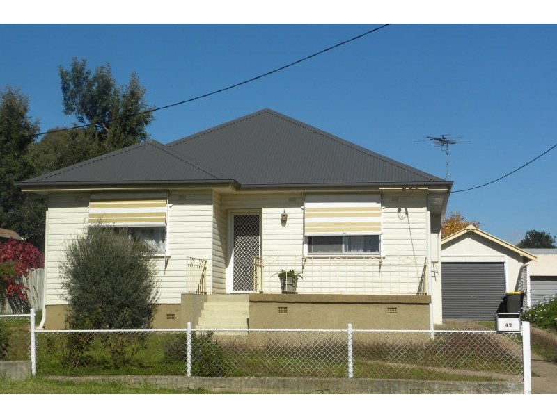 42 Currawong Street, Young NSW 2594