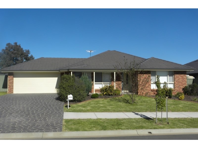 10 Mayoh Place, Young NSW 2594