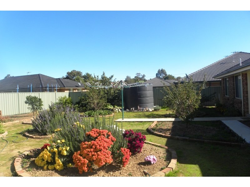 10 Mayoh Place, Young NSW 2594