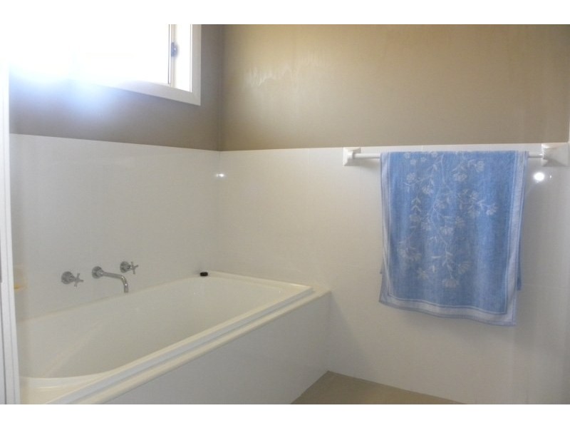 10 Mayoh Place, Young NSW 2594