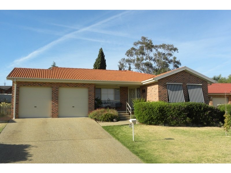 14 Pineview Circuit, Young NSW 2594
