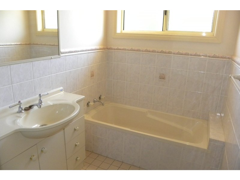 2/19 Berthong Street, Young NSW 2594