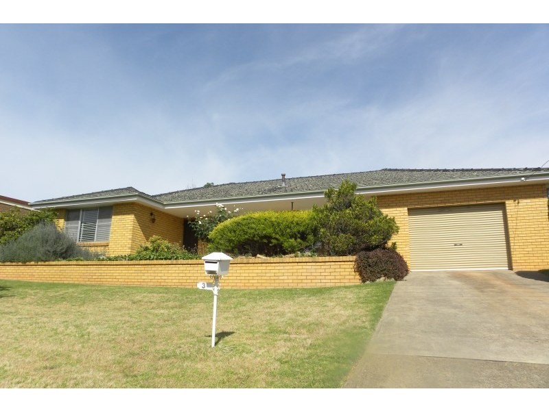 3 Charles Crescent, Young NSW 2594