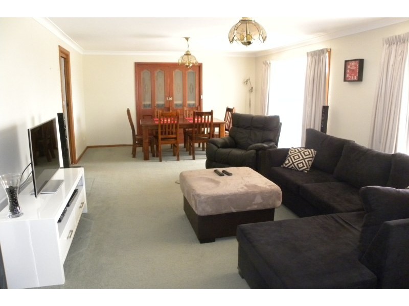 3 Charles Crescent, Young NSW 2594