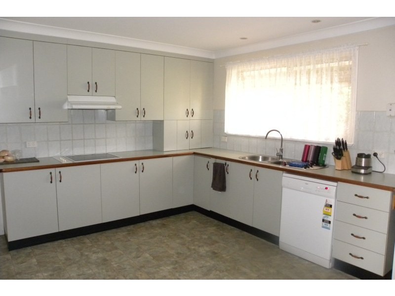 3 Charles Crescent, Young NSW 2594