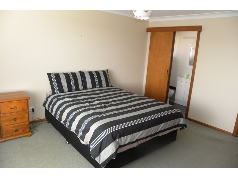 3 Charles Crescent, Young NSW 2594