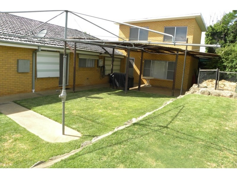 3 Charles Crescent, Young NSW 2594