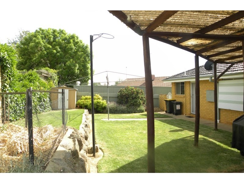 3 Charles Crescent, Young NSW 2594