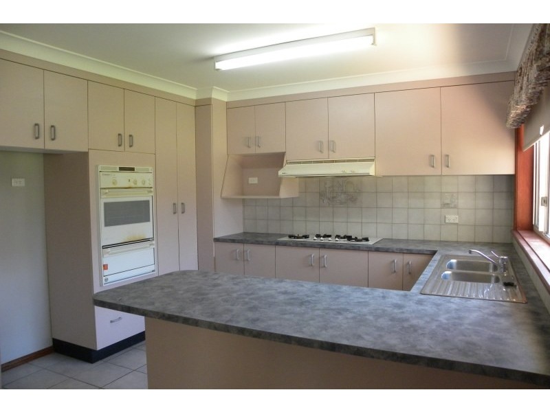 50 Pineview Circuit, Young NSW 2594