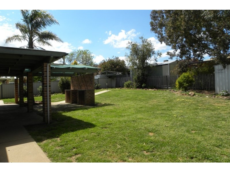 50 Pineview Circuit, Young NSW 2594