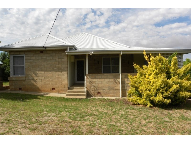 32 Toompang Street, Young NSW 2594