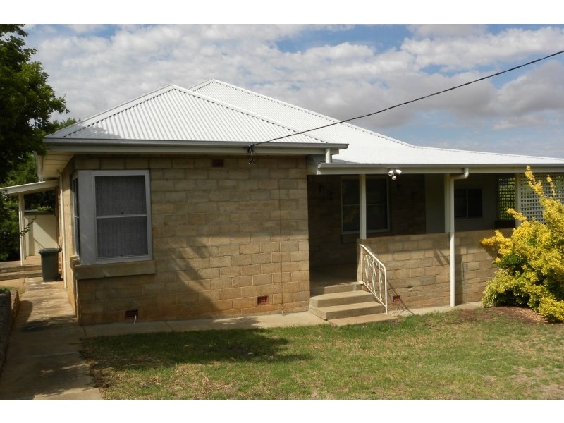 32 Toompang Street, Young NSW 2594