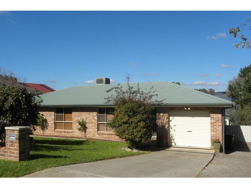 5 Tadross Avenue, Young NSW 2594
