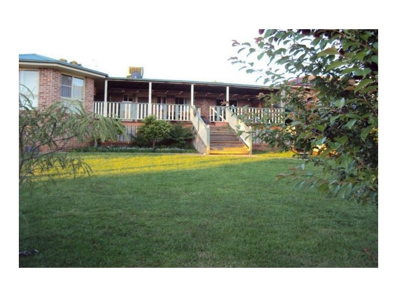 5 Tadross Avenue, Young NSW 2594