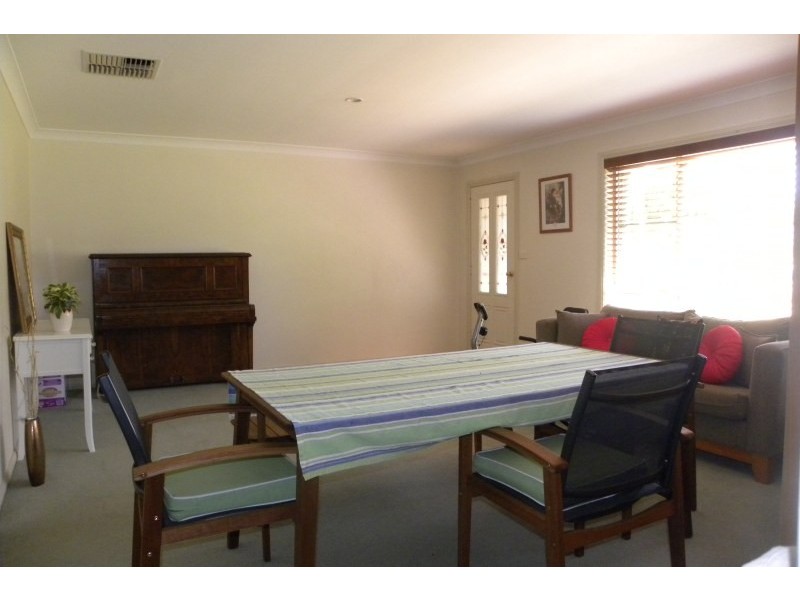 5 Tadross Avenue, Young NSW 2594