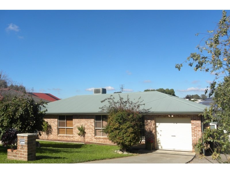 5 Tadross Avenue, Young NSW 2594