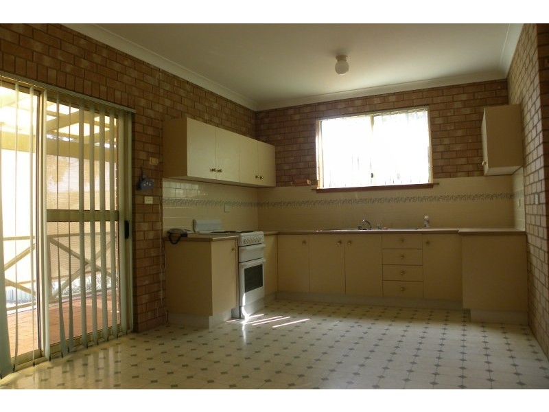 1 Pineview Circuit, Young NSW 2594