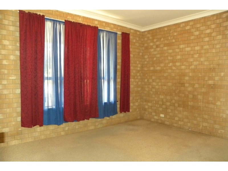 1 Pineview Circuit, Young NSW 2594