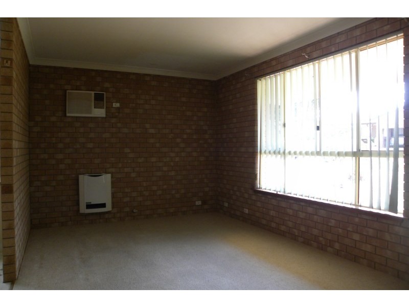 1 Pineview Circuit, Young NSW 2594