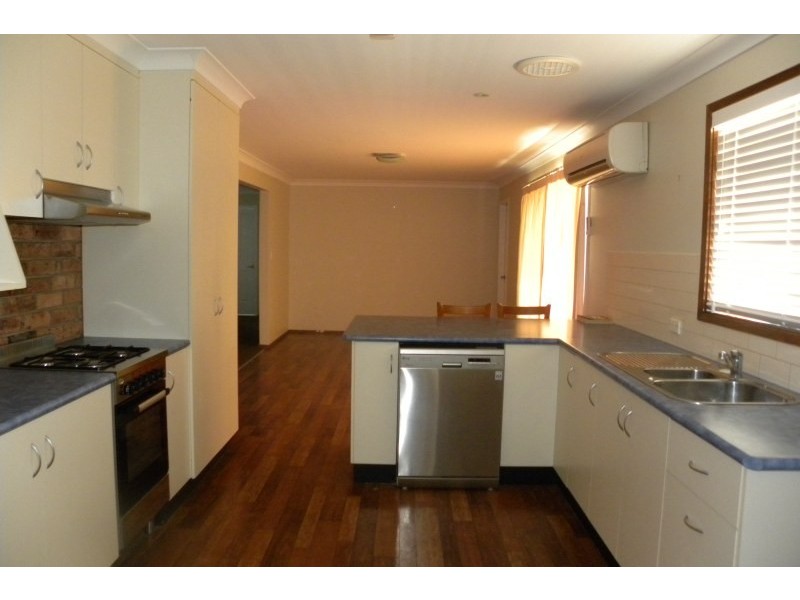 16 Crichton Crescent, Young NSW 2594