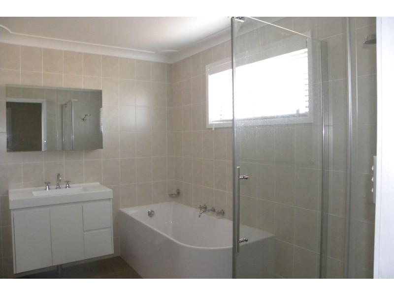 16 Crichton Crescent, Young NSW 2594