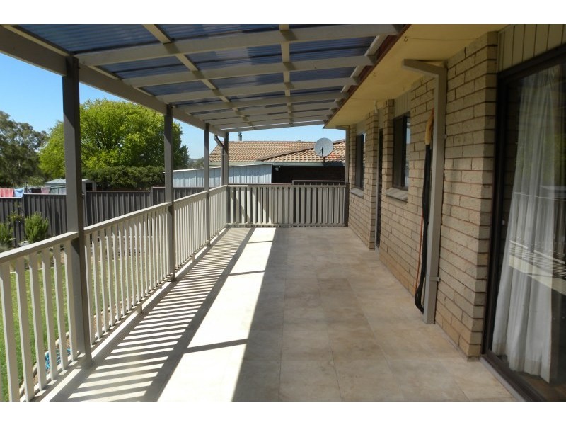 16 Crichton Crescent, Young NSW 2594