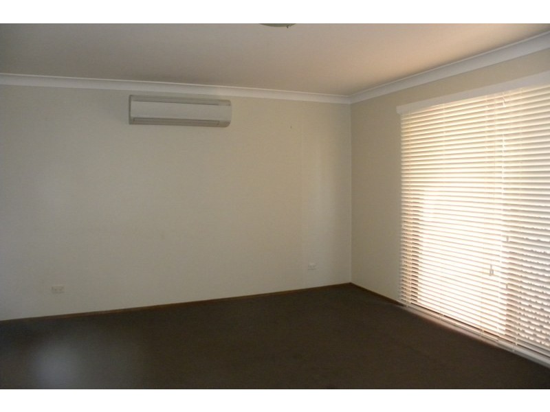 16 Crichton Crescent, Young NSW 2594