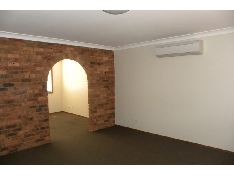 16 Crichton Crescent, Young NSW 2594