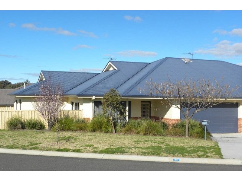 8A Hayden Place, Young NSW 2594