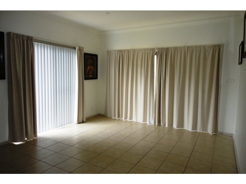 8A Hayden Place, Young NSW 2594