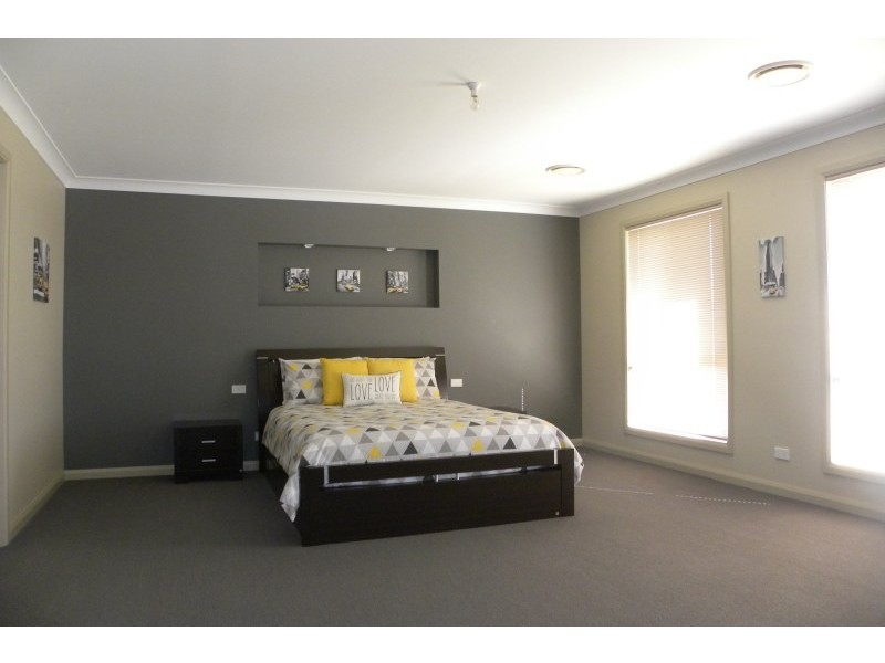 2 Settlers Place, Young NSW 2594