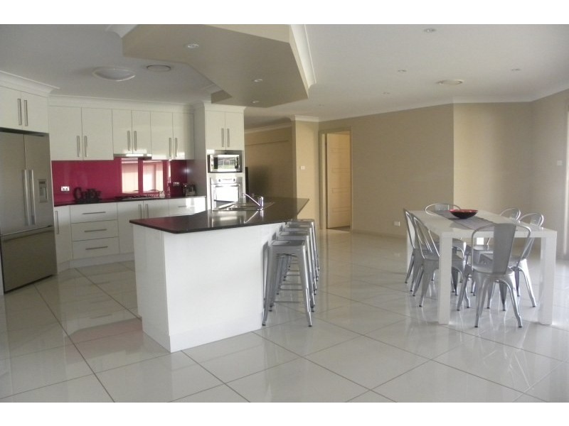 2 Settlers Place, Young NSW 2594