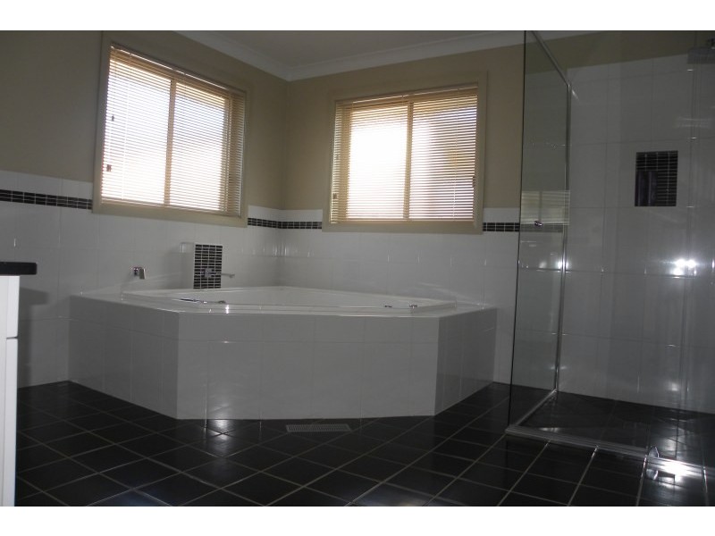 2 Settlers Place, Young NSW 2594