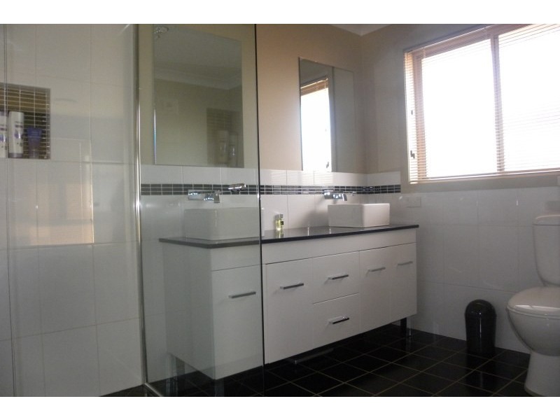 2 Settlers Place, Young NSW 2594